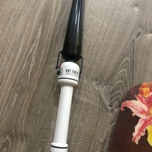 Hot tools curling wand.